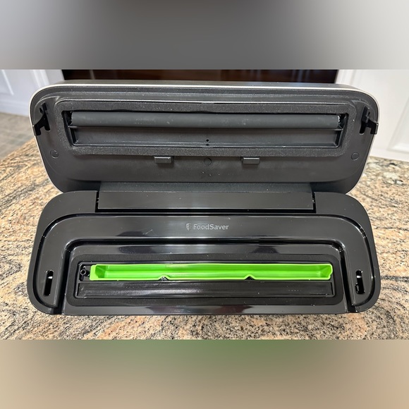Food Saver vacuum sealer model VS1130 Like new - Picture 2 of 3